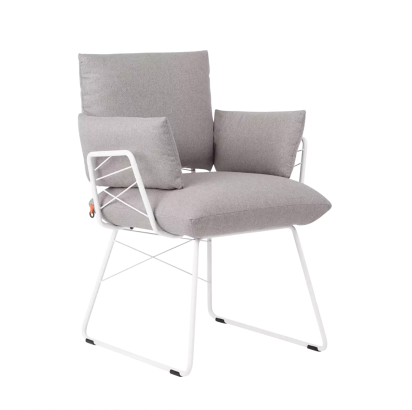 Nr. 18 / Stuhl mit Armteil / in Stoff oder Leder / ab 451 €