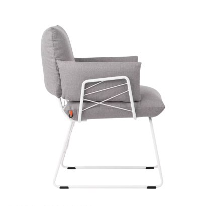 Nr. 18 / Stuhl mit Armteil / in Stoff oder Leder / ab 451 €