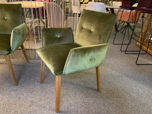 Nr. 320 I Angebot SALE % / Mobitec Stuhl Soda / Stuhl mit Armteil in Samtstoff / Ausstellungsware sofort verfügbar